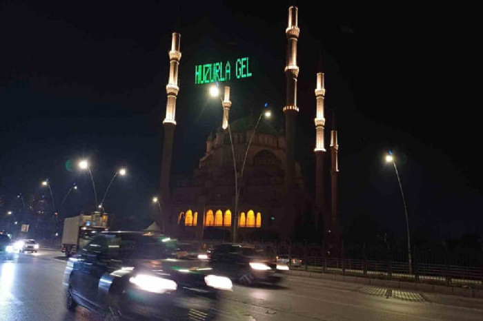 Adana Sabancı Merkez Camii'nde HUZURLA GEL Mahyası... 