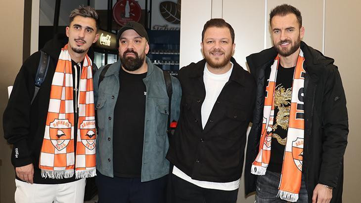 Adanaspor taraftarı yeni transferleri coşkuyla karşıladı