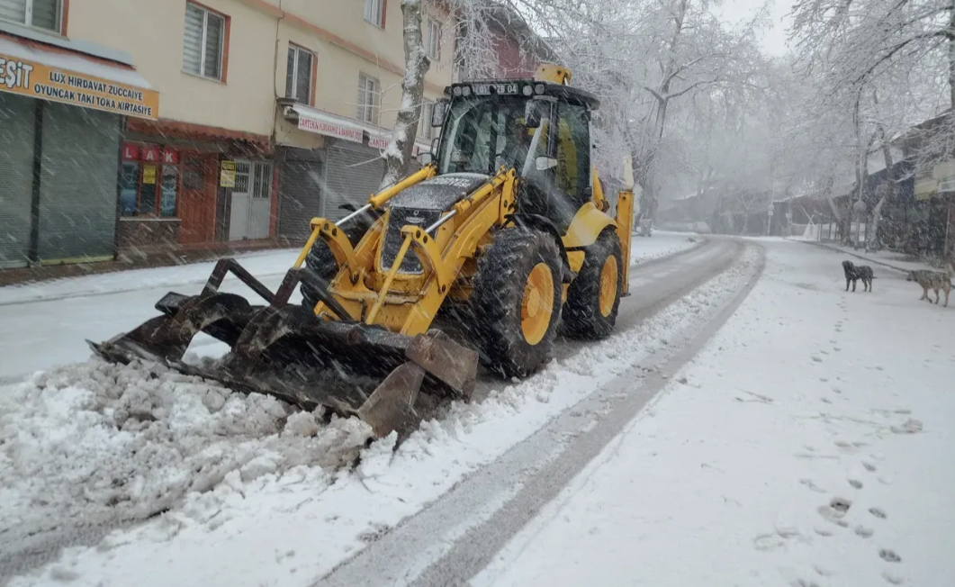 Pozantı Belediyesi aşırı kar yağışı nedeniyle teyakkuza geçti... 