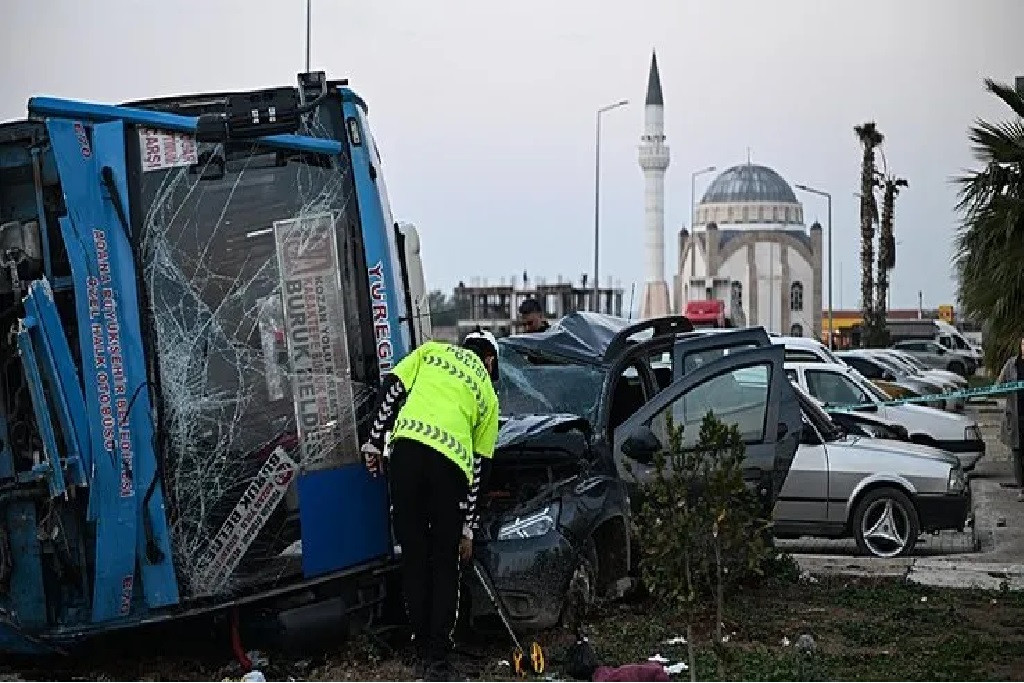 Sarıçam'da feci kaza... 7 yaralı! 